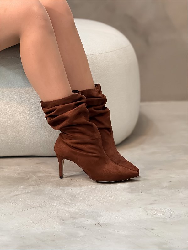 Bota Feminina Ravena Slouch Marrom em Camurça