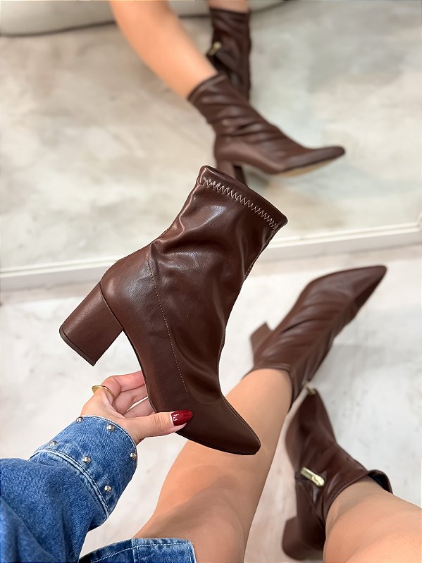 Bota Feminina Flávia em Strech Marrom