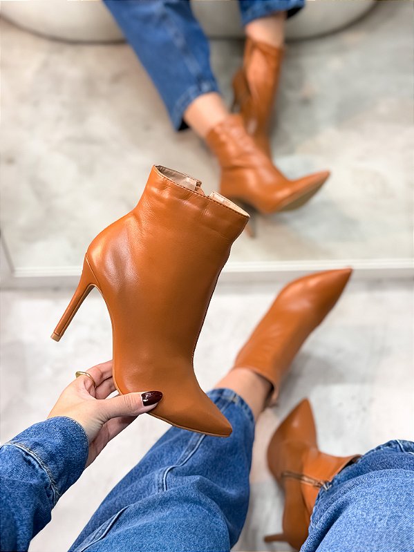 Bota Feminina Perla Caramelo couro Salto fino