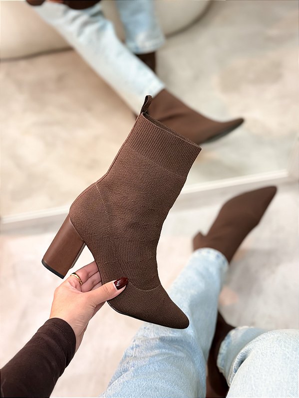 Bota Feminina Lore Marrom em meia Tricô