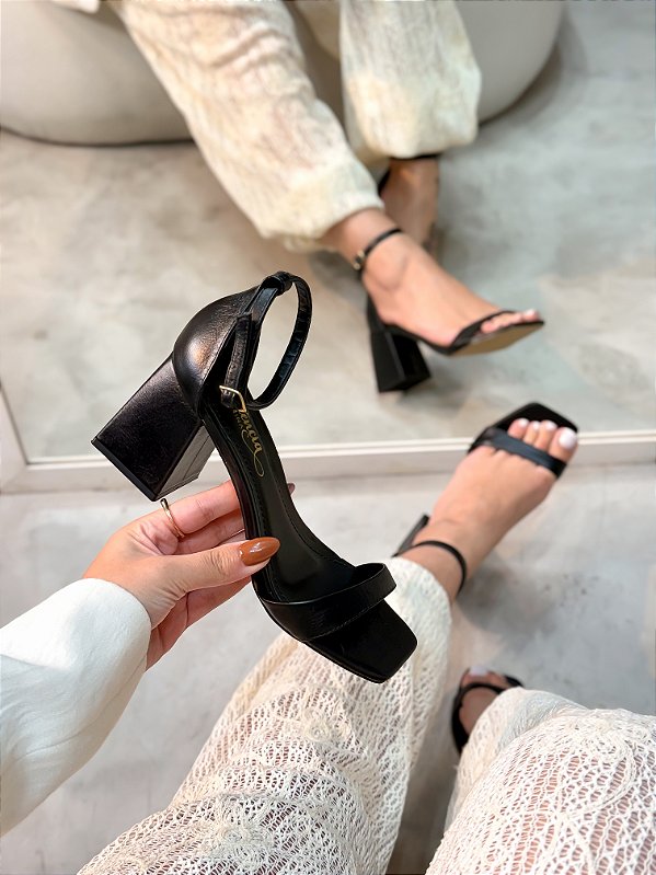 Sandália Feminina Pietra Preta em Couro legítimo