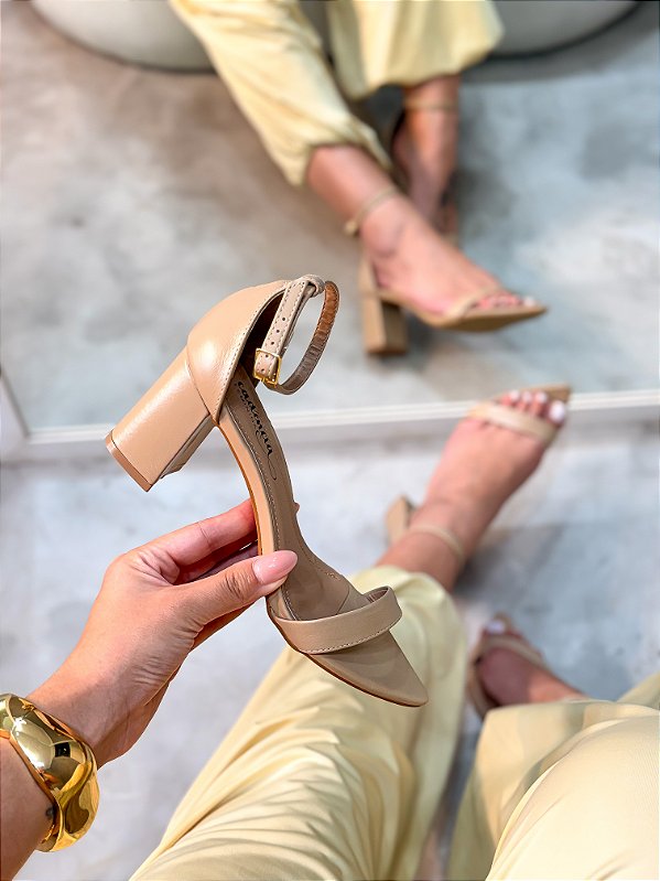 Sandália Lola Nude em Couro legítimo Salto baixo