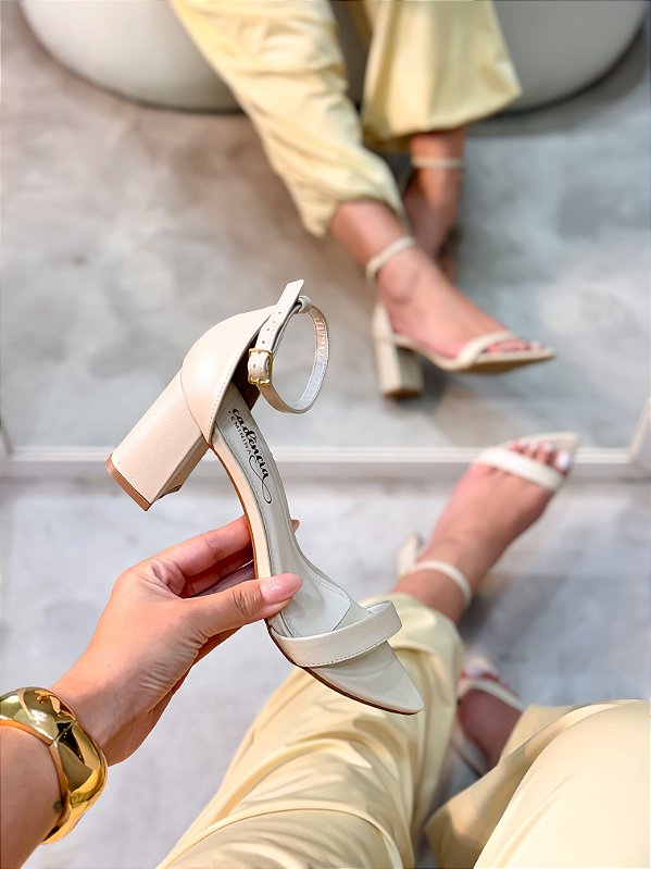 Sandália Lola Off-white em Couro legítimo Salto baixo