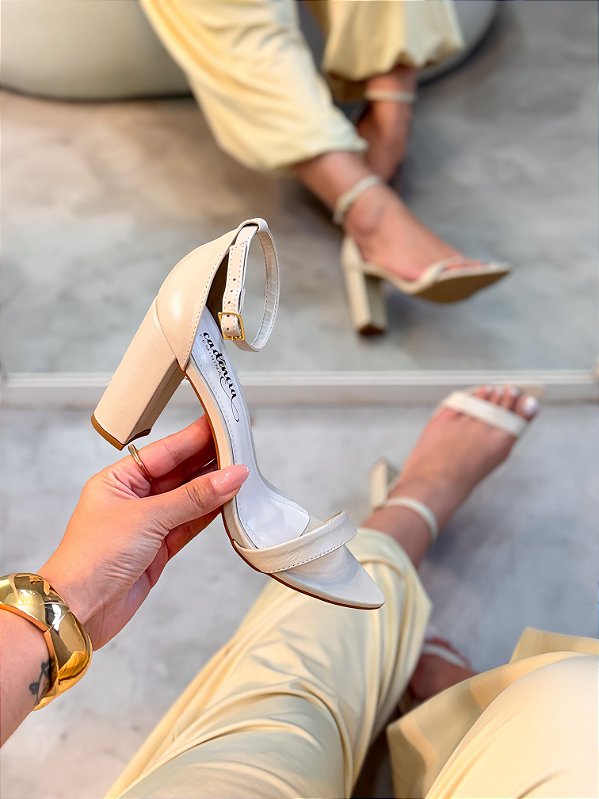 Sandália Lola Off-white em Couro legítimo Salto alto