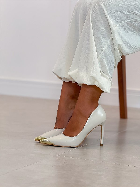 Scarpin Feminino Vitória Off-white com Biqueira