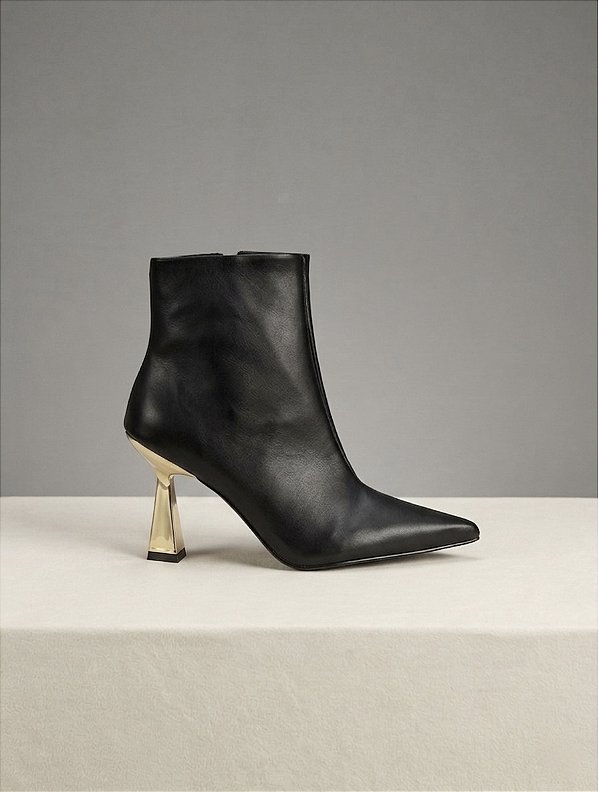 Bota Feminina Samanta Preta com Salto dourado