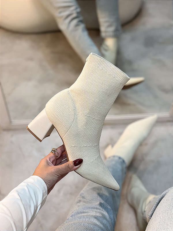 Bota Feminina Talita Off-white em Meia tricô