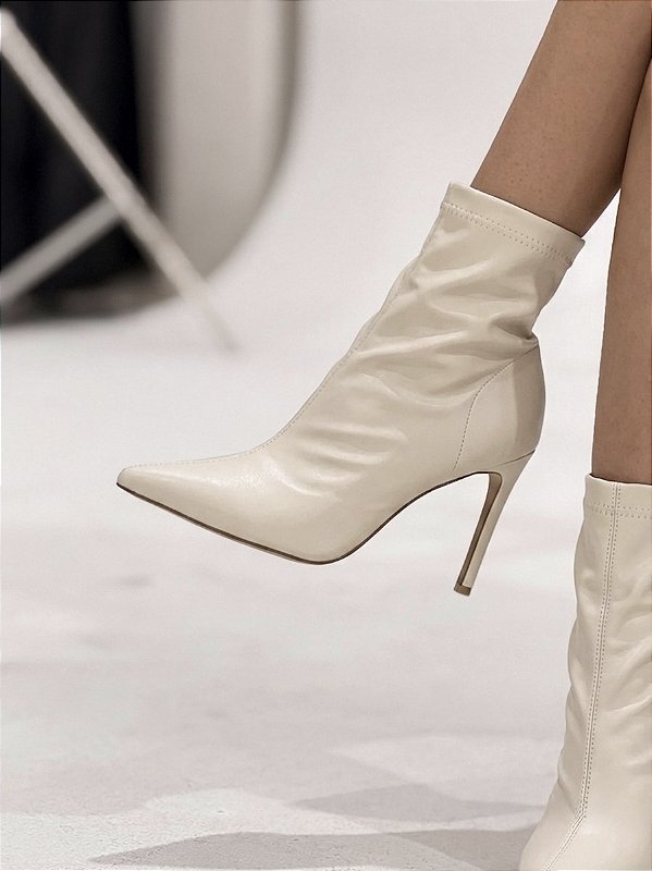 Bota Feminina Giulia Off-White Salto fino