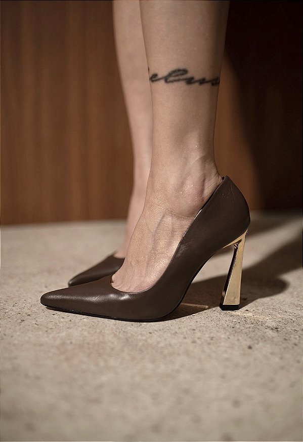 Scarpin Feminino Alana Marrom em Couro legítimo com Salto cromado