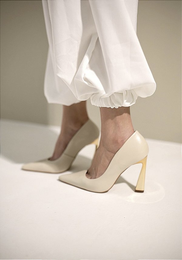 Scarpin Feminino Alana Off-white em Couro legítimo com Salto cromado