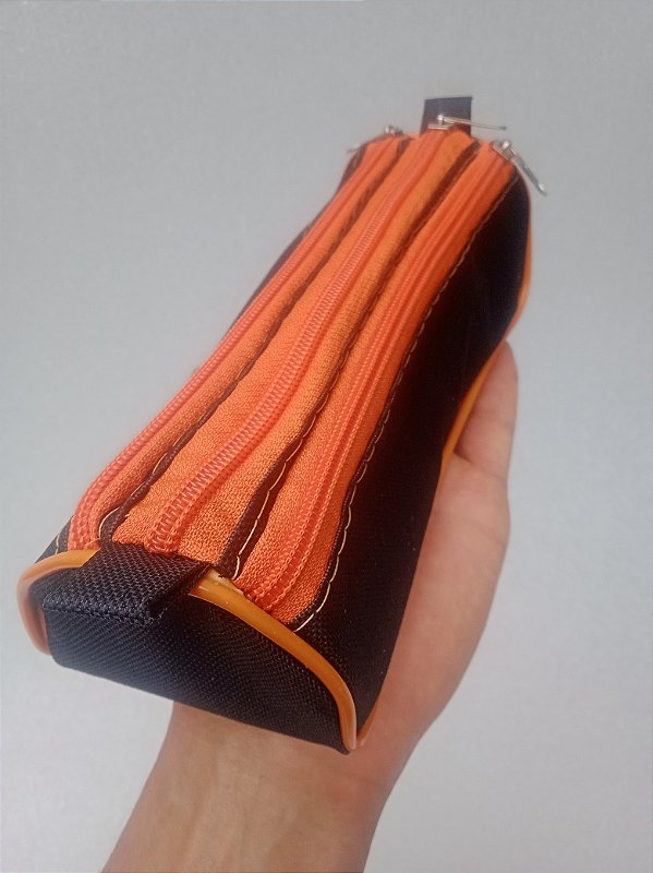 ESTOJO ESCOLAR  PRETO E LARANJA - AMAMOS A VIDA REAL