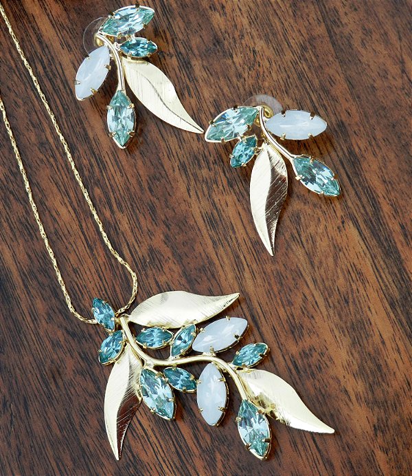 COLAR FOLHAS PONTUDAS  C/PEDRAS