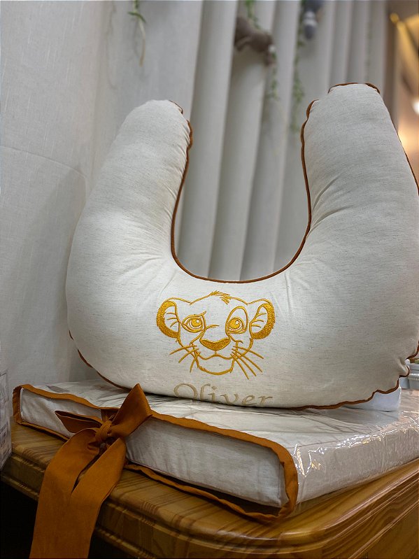 Almofada de Amamentação Personalizado Oliver Leão com Trocador – 2 Peças | ML