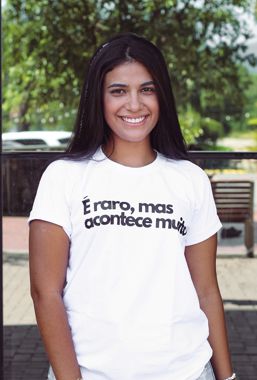 Camiseta É raro mas acontece muito