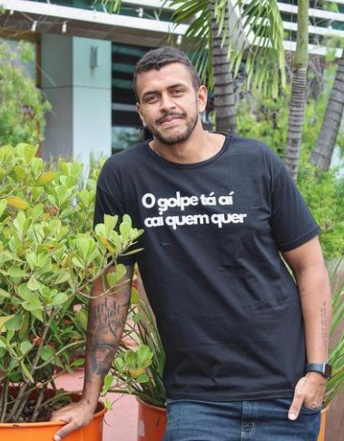 Camiseta O golpe tá aí cai quem quer