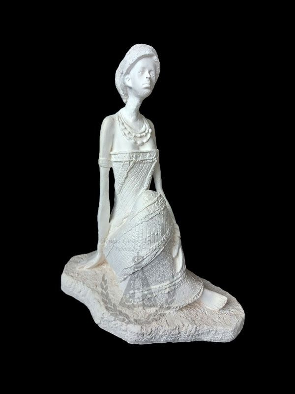 Africana Sentada na Pedra 38 cm