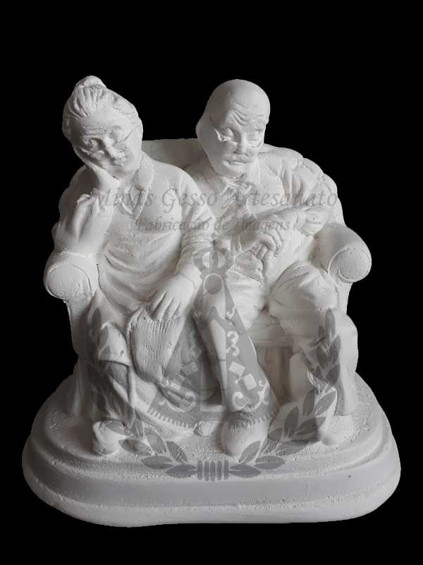 Casal de vovo no sofá