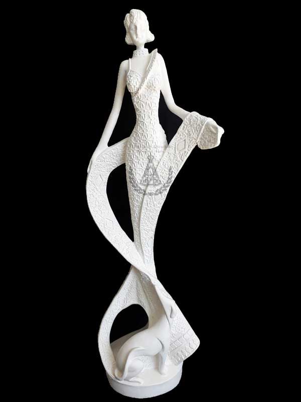Dama Com Chale Bordado e Cachorro 44 cm
