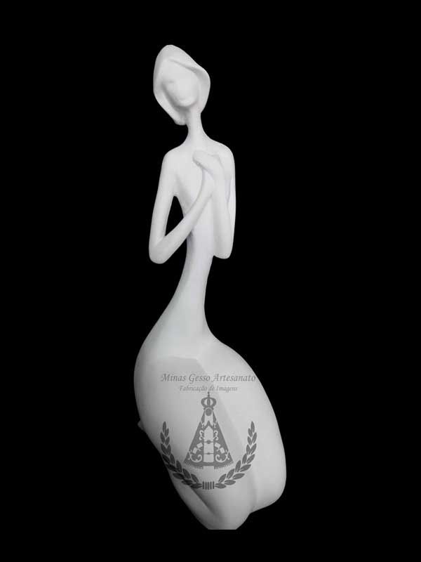 Dama Estilizada Mão no Peito 34 cm