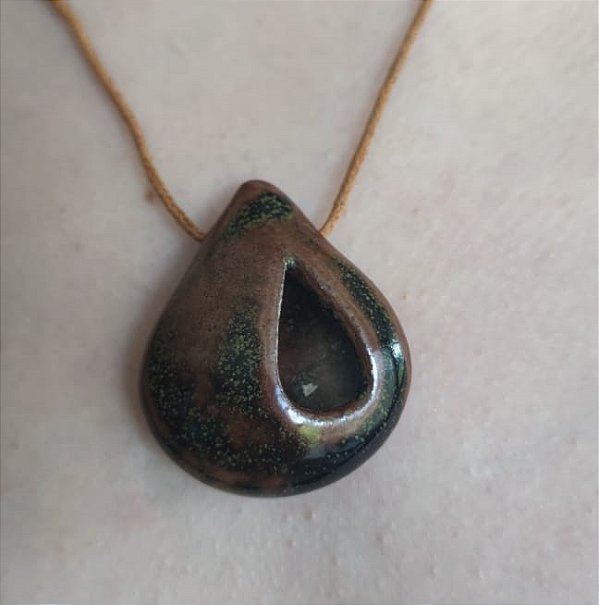 Colar Difusor Gota Média Verde com Marrom