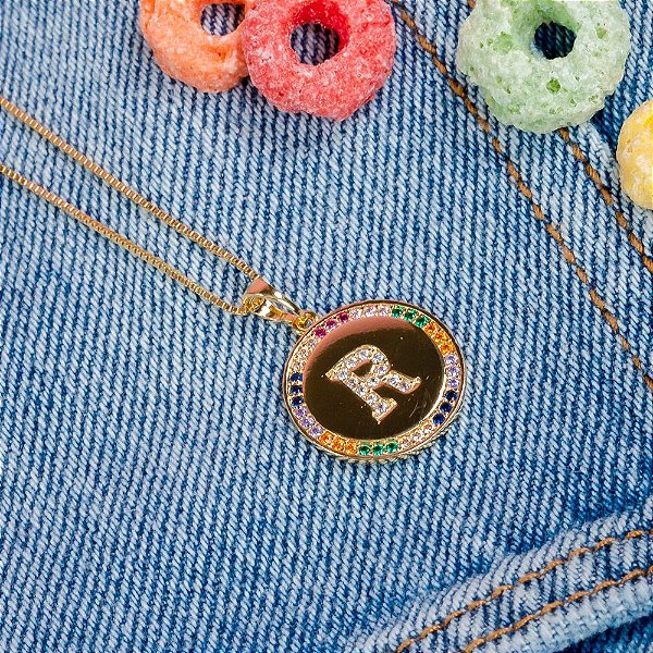 Colar Longo Medalha Letra Inicial Zircônias Coloridas Banho de Ouro 18k