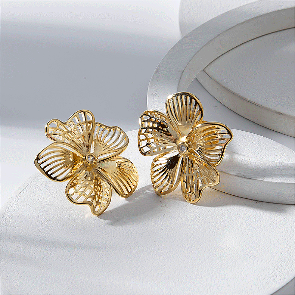 Brinco Flor Grande Zircônia Central Banho de Ouro 18k
