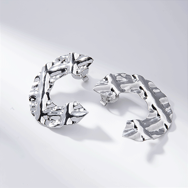 Brinco Meia Lua Efeito Martelado Banho de Ródio Branco