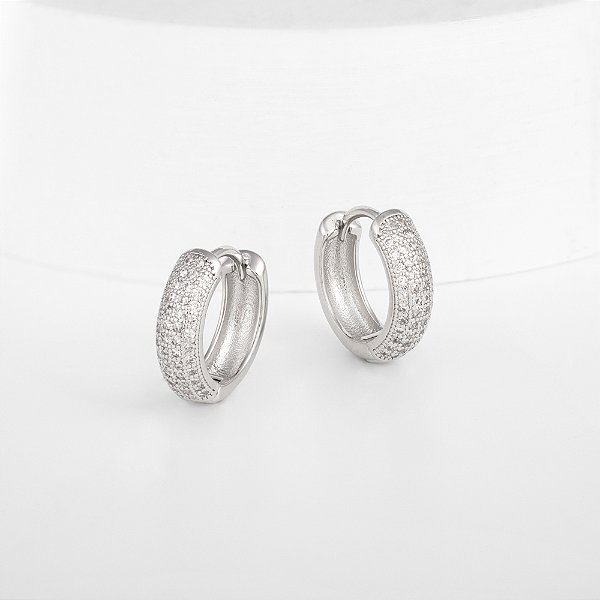 Argola Cravejada Incolor Banho de Ródio Branco