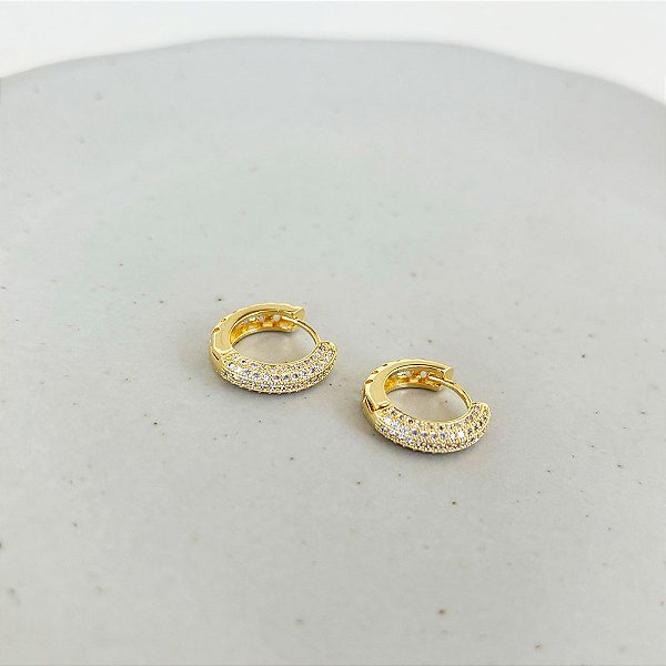 Argola Zircônias Incolor Detalhes Vazados Banho de Ouro 18k