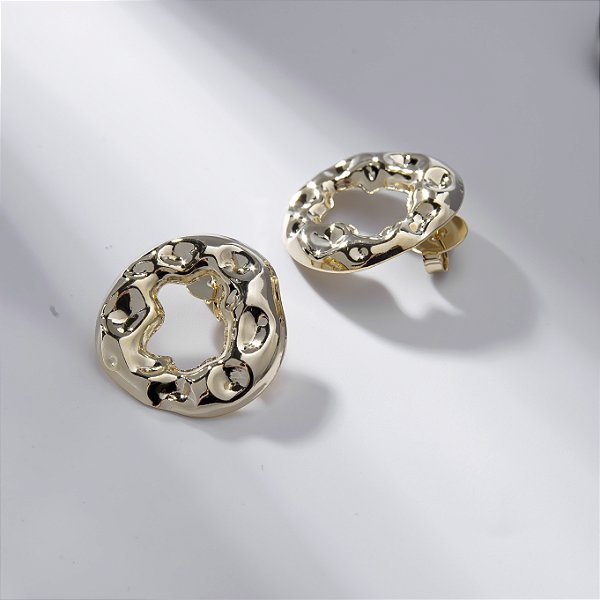 Brinco Oval Médio Efeito Martelado Banho de Ouro 18k
