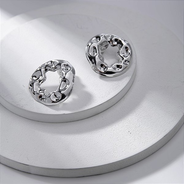 Brinco Oval Médio Efeito Martelado Banho de Ródio Branco