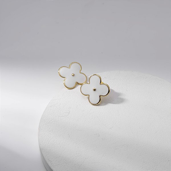 Brinco Trevo Esmaltado Branco Banho de Ouro 18K