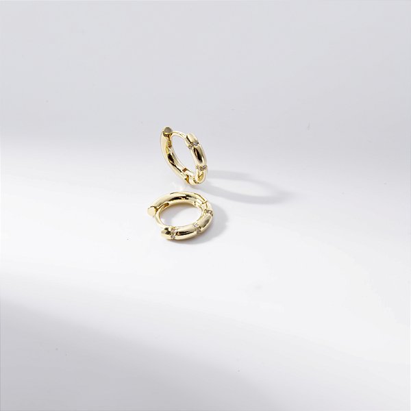 Argola Detalhes Zircônias Incolor Banho de Ouro 18k