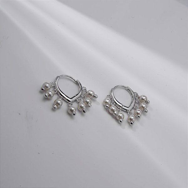 Argola com Penduricalhos de Pérolas Banho de Ródio Branco