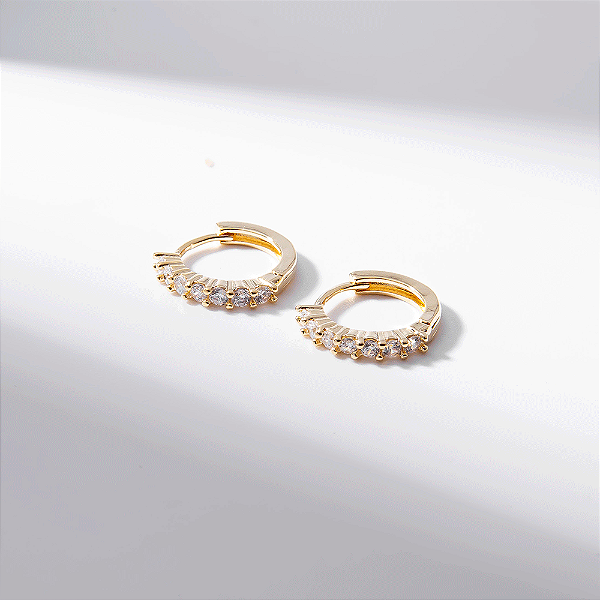 Argola Média Cravejada Sete Zircônia Incolor Banho de Ouro 18k