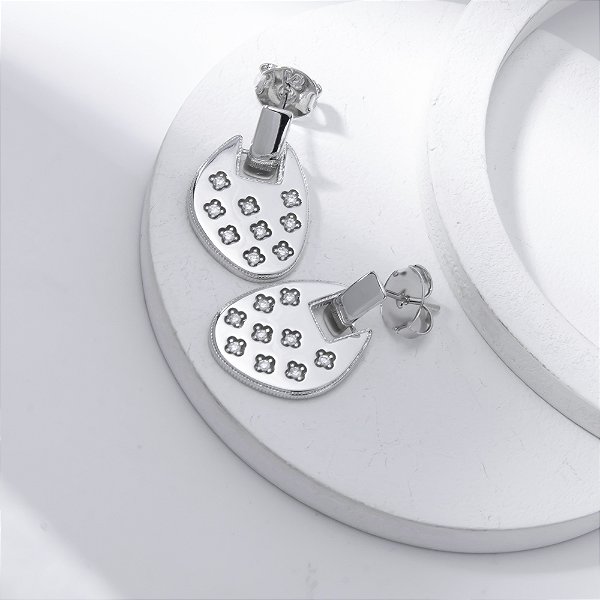 Brinco Oval Orgânico Detalhes Zircônias Banho de Ródio Branco