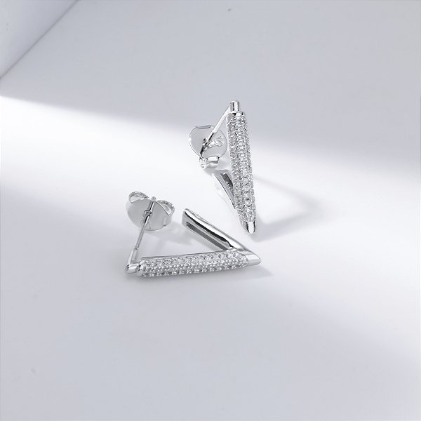 Argola Triangular Cravejada Zircônias Banho de Ródio Branco