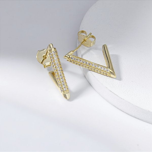 Argola Triangular Cravejada Zircônias Banho de Ouro 18k