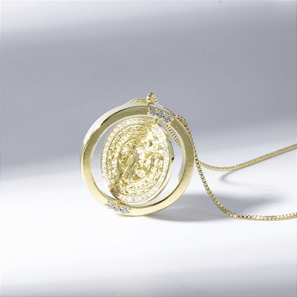 Colar Curto Medalha Articulável São Bento Banho de Ouro 18k