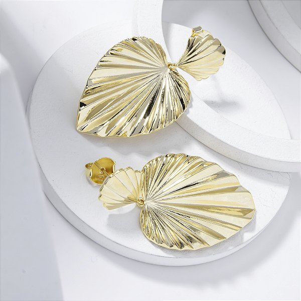 Brinco Alongado Folha Plissada Banho de Ouro 18k