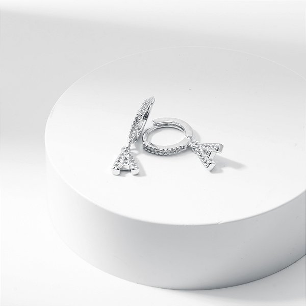 Brinco Argola Letra Inicial Zircônias Banho de Ródio Branco