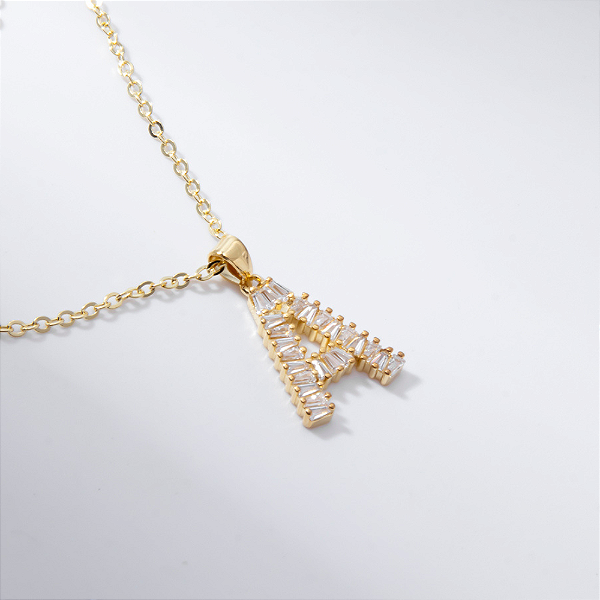 Colar Letra Inicial Zircônias Baguetes Banho de Ouro 18k