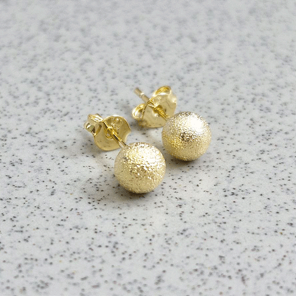 Brinco Pequeno Esfera Fosca Banho de Ouro 18k