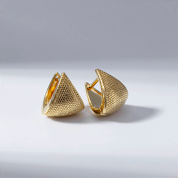 Argola Triangular Texturizada Banho de Ouro 18k