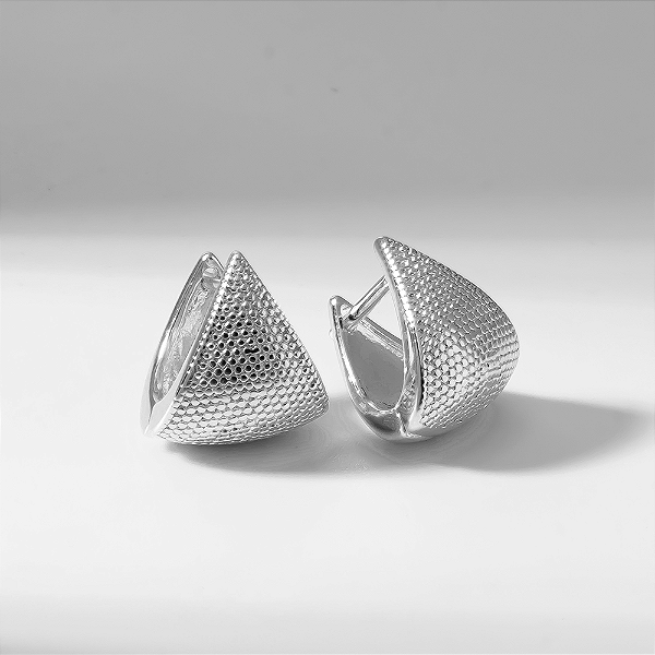 Argola Triangular Texturizada Banho de Ródio Branco