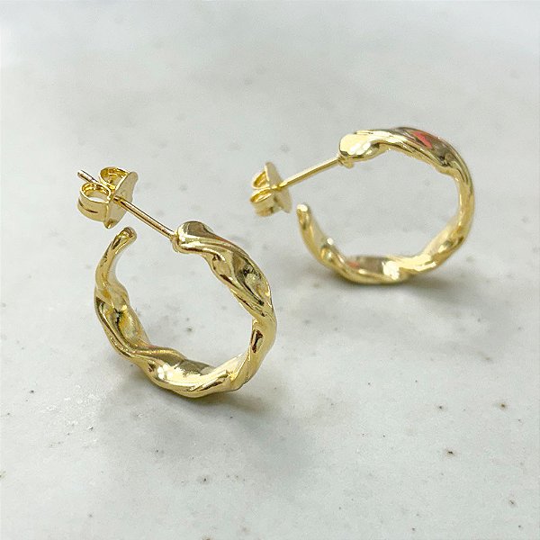 Brinco Argola Média Detalhes Torcidos Banho de Ouro 18k