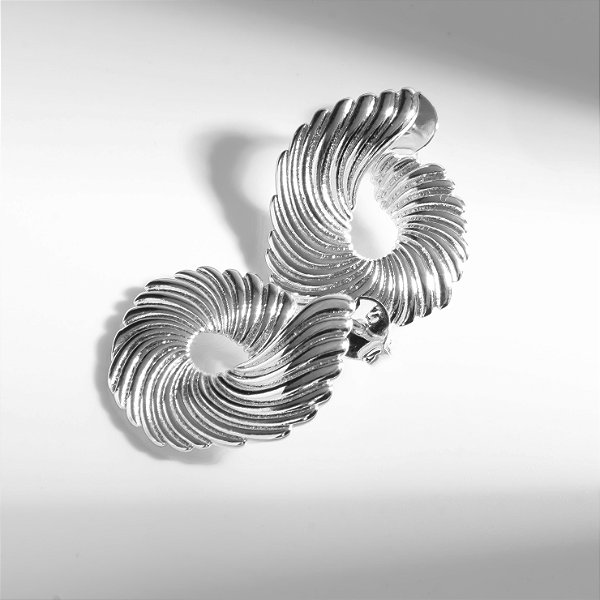 Brinco Espiral Detalhes Banho de Ródio Branco