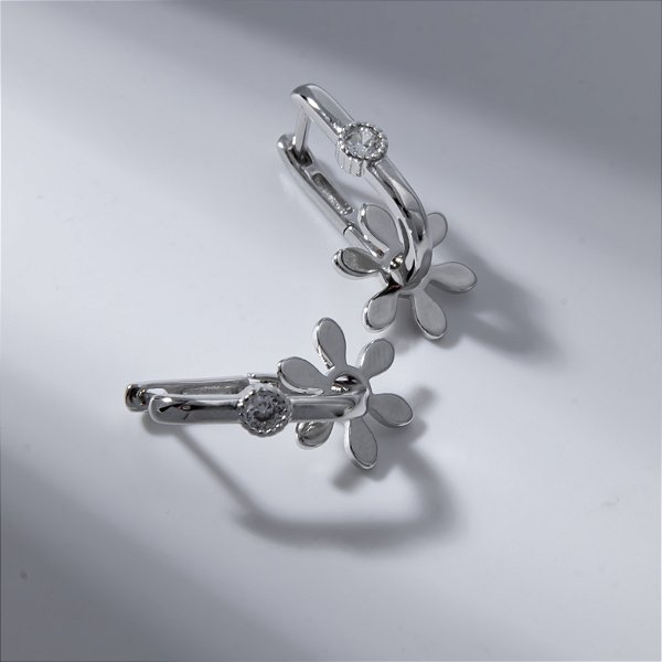 Argola Oval Ponto de Luz Pingente Flor Banho de Ródio Branco