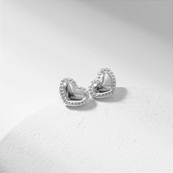 Brinco Pequeno Coração Pontilhado Banho de Ródio Branco