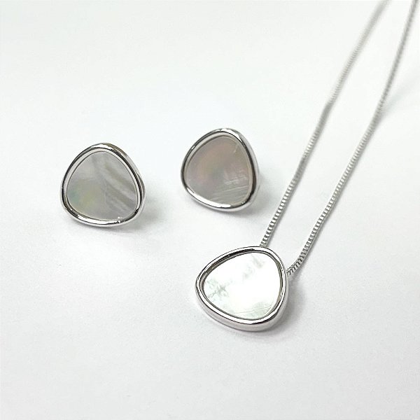 Conjunto Mira Orgânico Triangular Madrepérola Banho de Ródio Branco